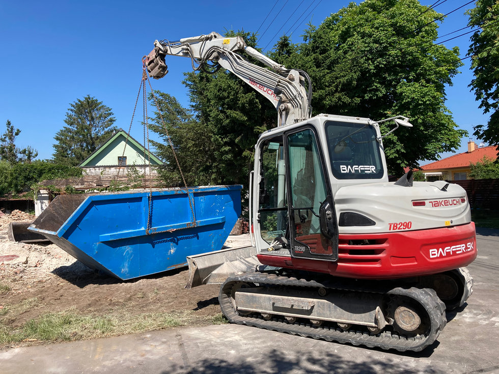 Pásový bager Takeuchi TB290 Baffer pri práci s kontajnerom